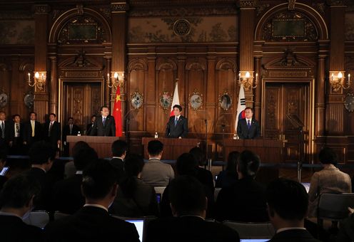 Photograph of the Japan-China-ROK joint press announcement