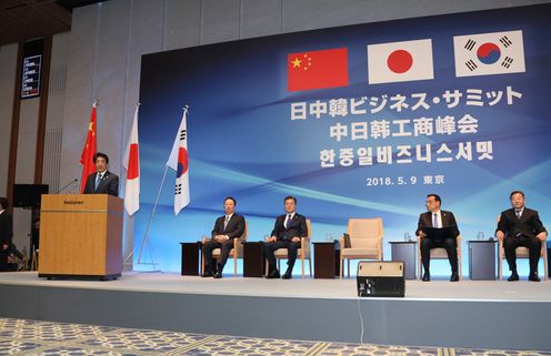Photograph of the Prime Minister delivering a speech at the Japan-China-ROK Business Summit