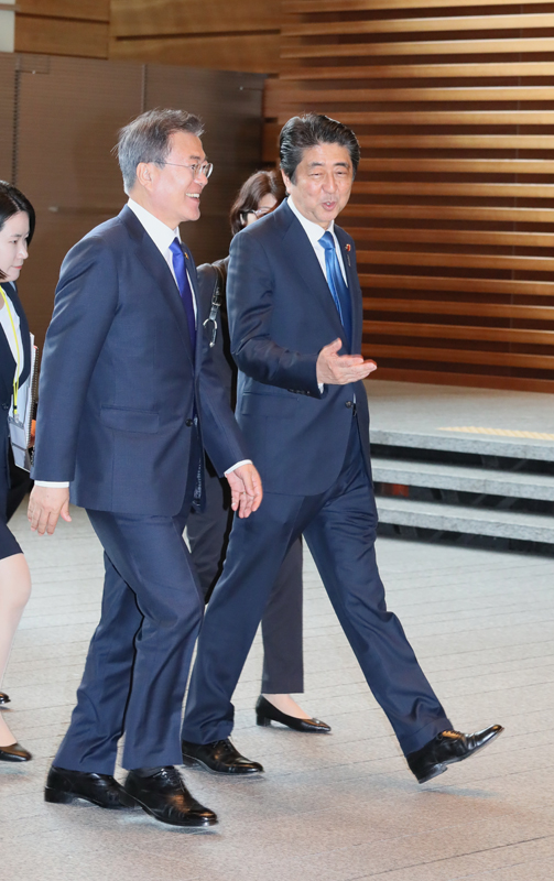 Photograph of the Prime Minister welcoming the President of the Republic of Korea at the Prime Minister’s Office