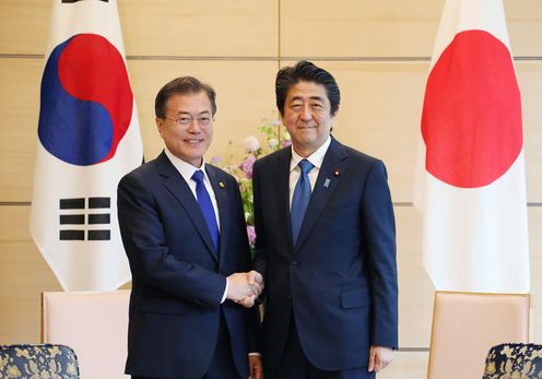 Photograph of the leaders of Japan and the ROK shaking hands 