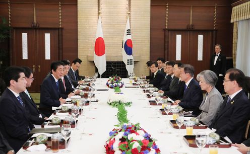 Photograph of the Japan-ROK leaders’ lunch meeting