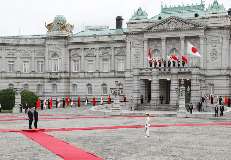 Photograph of the salute and the guard of honor ceremony for the Japan-China Summit Meeting