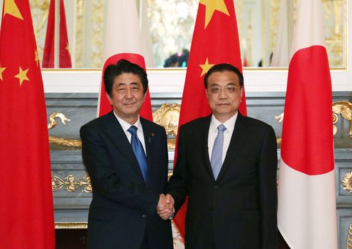 Photograph of the leaders of Japan and China shaking hands 