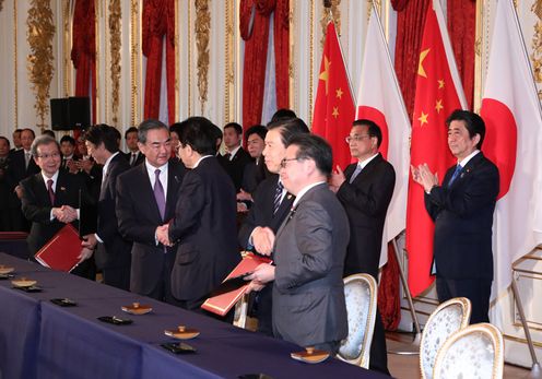 Photograph of the leaders of Japan and China attending the signing ceremony for the Japan-China Summit Meeting