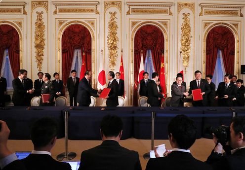 Photograph of the leaders of Japan and China attending the signing ceremony for the Japan-China Summit Meeting