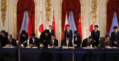 Photograph of the leaders of Japan and China attending the signing ceremony for the Japan-China Summit Meeting
