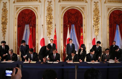 Photograph of the leaders of Japan and China attending the signing ceremony for the Japan-China Summit Meeting