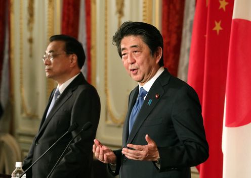 Photograph of the joint press announcement for the Japan-China Summit Meeting