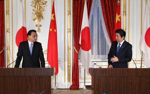 Photograph of the joint press announcement for the Japan-China Summit Meeting