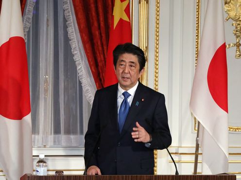 Photograph of the joint press announcement for the Japan-China Summit Meeting