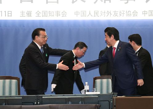 Photograph of the leaders shaking hands at the Third Japan-China Governors’ Forum