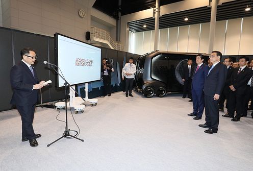 Photograph of the leaders visiting a plant of an automobile manufacturing company