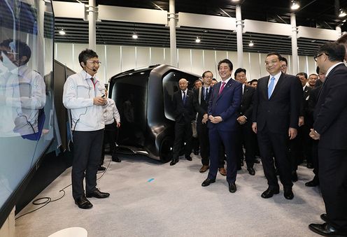 Photograph of the leaders visiting a plant of an automobile manufacturing company