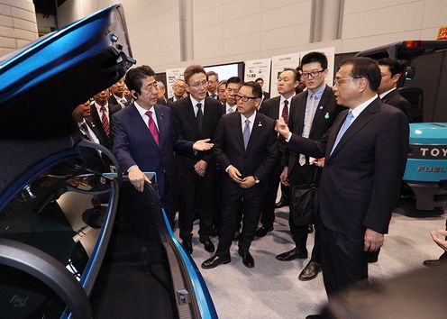 Photograph of the leaders visiting a plant of an automobile manufacturing company