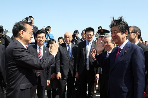 Photograph of the Prime Minister seeing off the Premier of China at New Chitose Airport