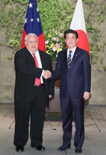 Photograph of the Prime Minister welcoming the Prime Minister of Samoa