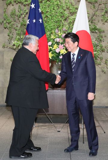 Photograph of the Prime Minister welcoming the Prime Minister of Samoa