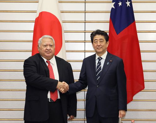 Photograph of the leaders shaking hands