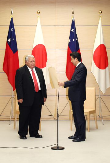 Photograph of the Prime Minister presenting the award