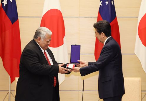 Photograph of the Prime Minister presenting the award