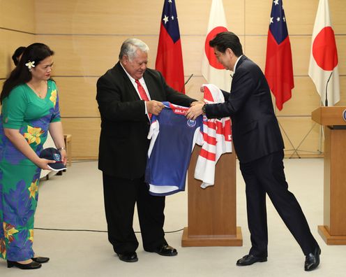 Photograph of the leaders exchanging uniforms of their countries’ national rugby teams