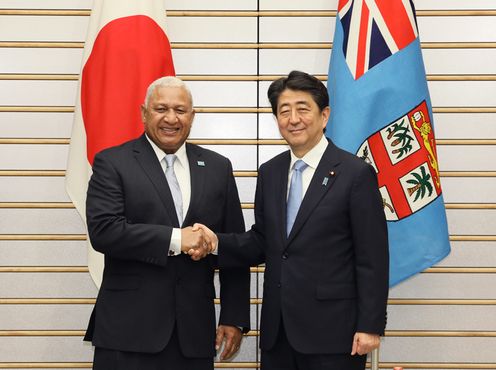 Photograph of the leaders shaking hands