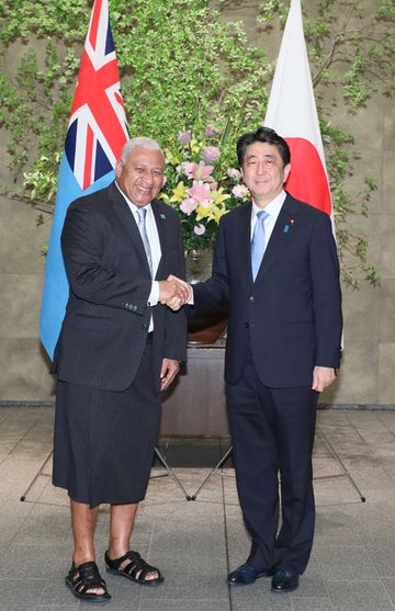Photograph of the Prime Minister welcoming the Prime Minister of Fiji