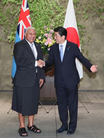 Photograph of the Prime Minister welcoming the Prime Minister of Fiji