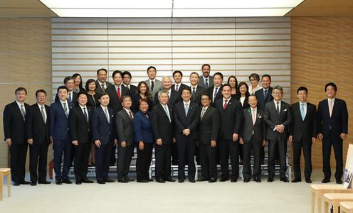 Photograph of the Prime Minister attending a commemorative photograph session