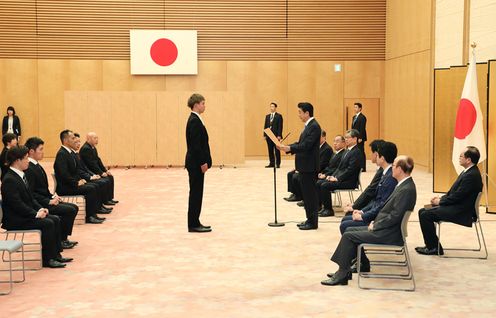 Photograph of the Prime Minister presenting a certificate of appreciation