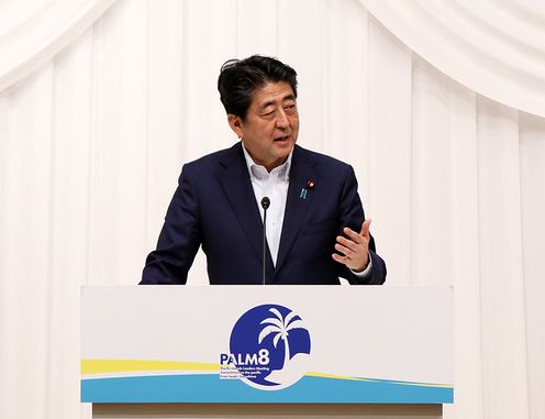 Photograph of the Prime Minister delivering an address at the banquet