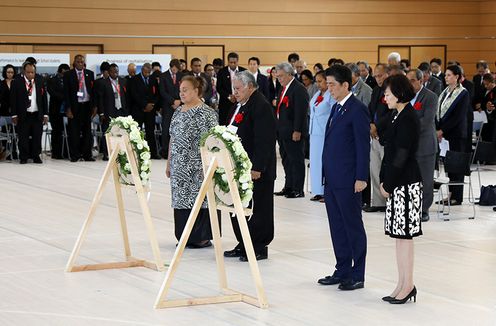 Photograph of the Prime Minister laying a wreath and offering a silent prayer