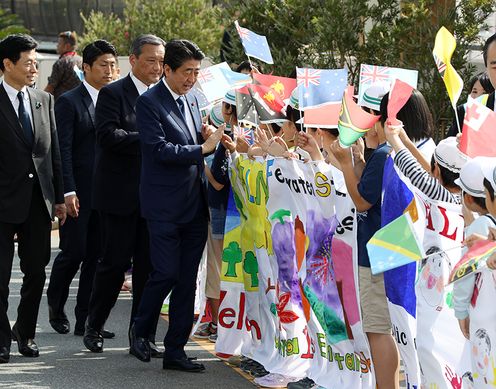 Photograph of the Prime Minister being welcomed