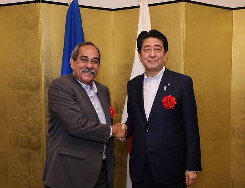 Photograph of the Prime Minister shaking hands with the President of Micronesia