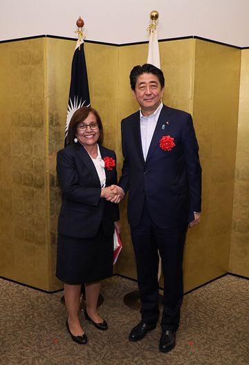 Photograph of the Prime Minister shaking hands with the President of the Marshall Islands