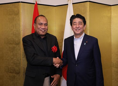 Photograph of the Prime Minister shaking hands with the President of Kiribati