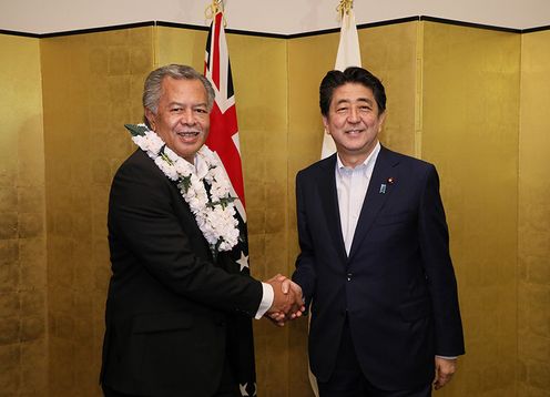 Photograph of the Prime Minister shaking hands with the Prime Minister and Minister of Foreign Affairs and Immigration of the Cook Islands