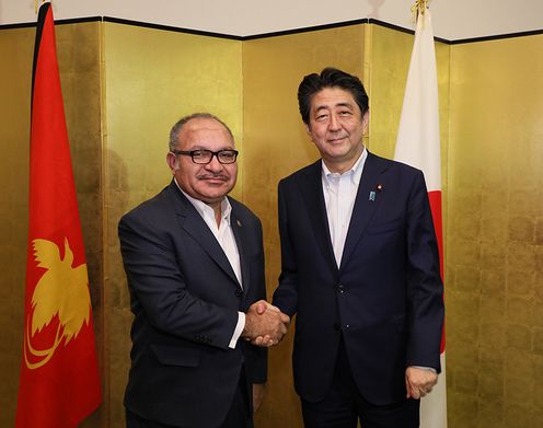 Photograph of the Prime Minister shaking hands with the Prime Minister of Papua New Guinea