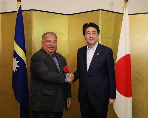 Photograph of the Prime Minister shaking hands with the President of Nauru