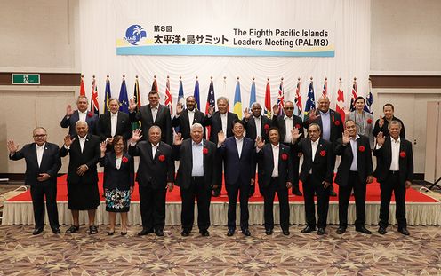 Photograph of the Prime Minister attending a commemorative photograph session