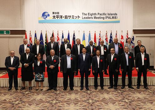 Photograph of the Prime Minister attending a commemorative photograph session