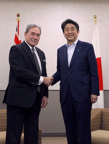 Photograph of the Prime Minister shaking hands with the Deputy Prime Minister and Minister of Foreign Affairs of New Zealand