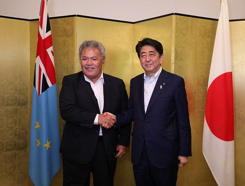 Photograph of the Prime Minister shaking hands with the Prime Minister of Tuvalu