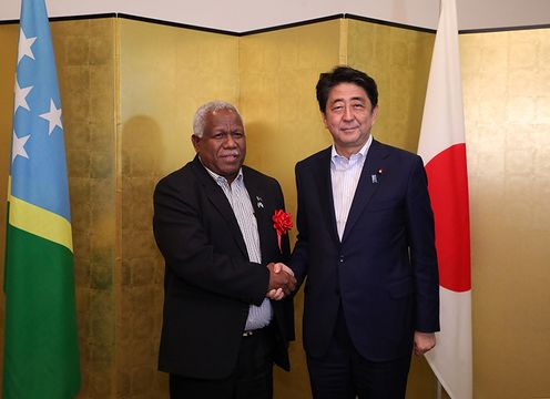 Photograph of the Prime Minister shaking hands with the Prime Minister of the Solomon Islands