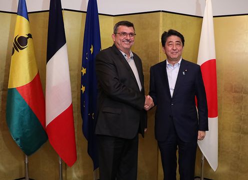 Photograph of the Prime Minister shaking hands with the President of New Caledonia