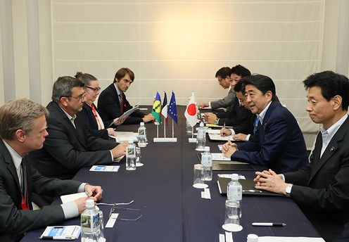 Photograph of the Prime Minister receiving a courtesy call from the President of New Caledonia