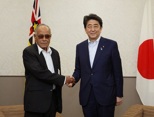 Photograph of the Prime Minister shaking hands with the Acting Premier and Minister of Infrastructure of Niue