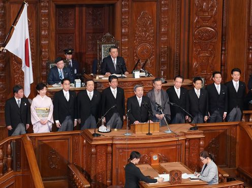 Photograph of the presentation of awards to long-serving members of the Diet