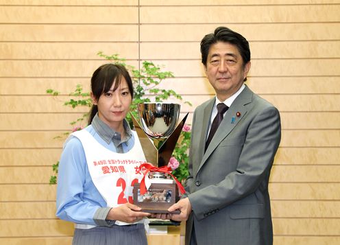 Photograph of the Prime Minister presenting a trophy