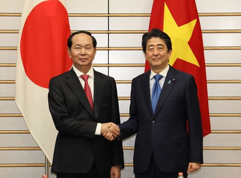 Photograph of the leaders shaking hands